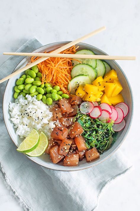 Healthy Poke Bowl Recipe, Poke Bowl Ideas, Healthy Orange Chicken, Poke Bowl Recipe, Plats Healthy, Bowl Ideas, Poke Bowls, Healthy Bowls, Healthy Food Motivation