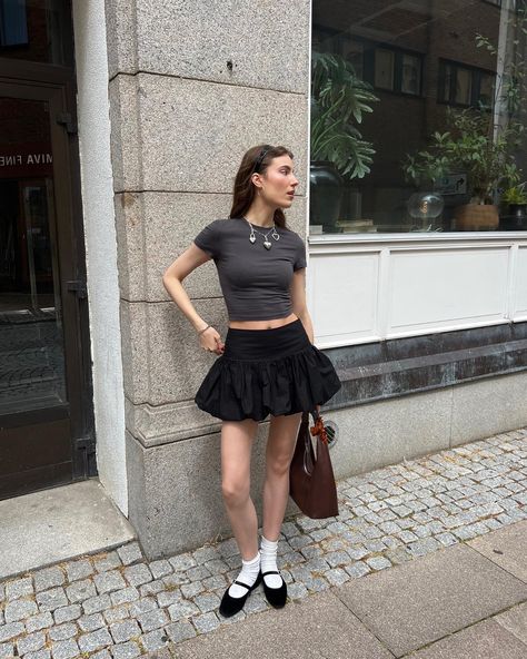 yes a bubble skirt is more fun 🤍🫧 Baloon Skirt Outfit Ideas, Bubble Shorts Outfit, Black Balloon Skirt Outfit, Ballon Skirts, Black Bubble Skirt Outfit, Balloon Skirt Outfit, Dubai Fits, Skirt With Tshirt, Bubble Skirt Outfit