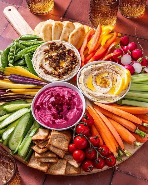 Want to make a hummus plate? This pita & hummus charcuterie board is the answer to all your snacking and apping needs. Hummus Charcuterie Board, Hummus Ideas, Hummus Brands, Hummus Plate, Healthy Tasty Recipes, Hummus Platter, Sweet Potato Hummus, Hummus And Pita, White Bean Salad