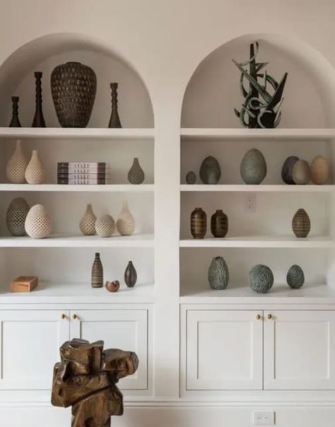 We're sharing 15 genius ways to incorporate the perfect arched bookcase built in or freestanding to your living room, bedroom, den, office, & other areas! You won't believe how you can incorporate these! Niche Decorating Ideas, Built In Shelves Living Room, Living Room Built Ins, Built In Bookcase, Built In Shelves, Living Room Inspo, Front Room, Modern Spaces, My New Room