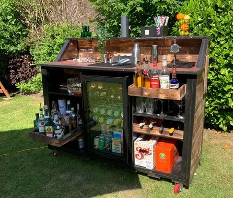 DIY Portable Home-Bar - Imgur Portable Bars For Home, Diy Outdoor Mini Bar, Fun Home Bar Ideas, Cocktail Bar Ideas Home, Cocktail Bar Decor Ideas, Mobile Outdoor Bar, Outdoor Portable Bar Ideas, Bar On Wheels Diy, Mobile Cocktail Bar Ideas