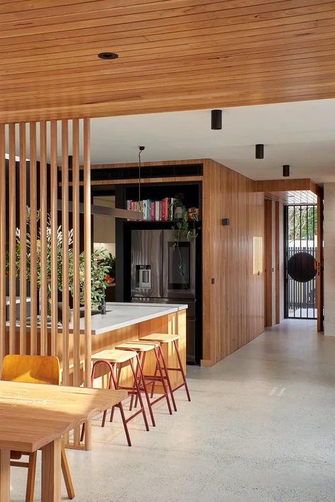 Kew Courtyard House Room Architecture, Ideas Terraza, Midcentury Home, Separate Living Room, Mid Century Architecture, Mid Century Modern Kitchen, Mid Century Modern Interiors, Mid Century Kitchen, Courtyard House