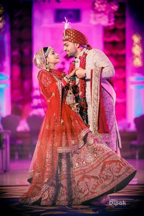 Wedding Couple Pose, Hindu Wedding Photos, Wedding Photography India, शादी की तस्वीरें, Pose Pengantin, Indian Bride Photography, Bride Groom Poses, Indian Bride Photography Poses, Best Photo Poses For Couples