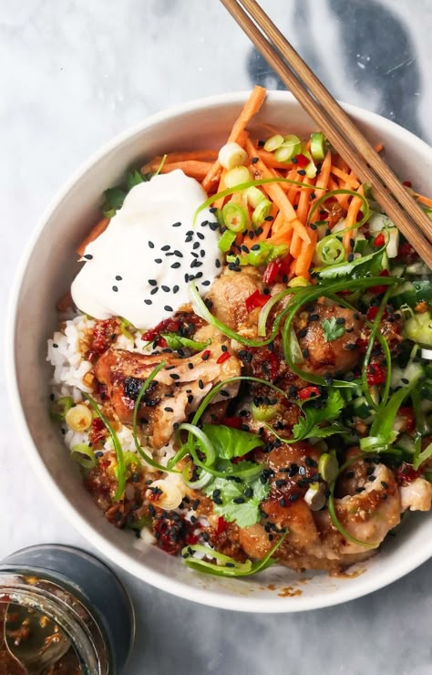 Chinese Bowls Recipes, Asian Chicken Bowl, Miso Chicken Thighs, Chicken Sushi, Asian Bowl, Crunchy Toppings, Poke Recipe, Miso Chicken, Poke Bowl Recipe