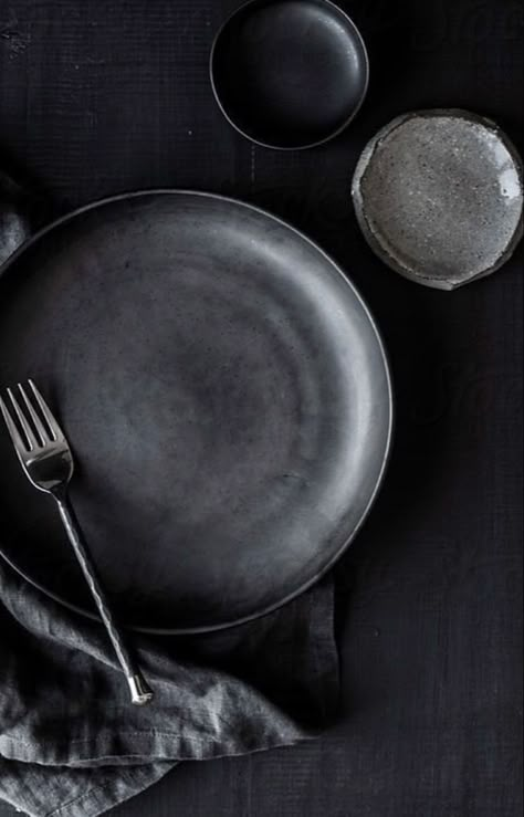 Black Crockery, Black Wood Background, Tableware Photography, Food Background Wallpapers, Food Photography Background, Grey Plates, Black Food, Food Photography Inspiration, Sport Outdoor