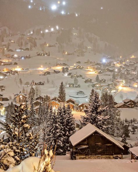 Winter night in Switzerland looks like something out of a christmas movie. Holidays Aesthetic, Switzerland In Winter, Selamat Hari Valentine, Grindelwald Switzerland, Christmas Sleepover, Golden Life, Winter Szenen, Christmas Feeling, Winter Scenery