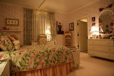 89s Bedroom, Stranger Things Dr Bedroom, 2000s Interior Design Trends, 80s House Interior Bedrooms, 1990s House Interior, 80s Girly Bedroom, Cozy 80s Bedroom, Dr Bedroom Ideas Shifting, 1980s Bedroom Aesthetic