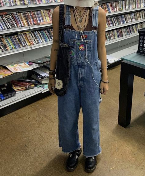 90s Boy Band Fashion, Baggie Trousers Women, Polish Outfits Casual, Overall Fits Aesthetic, Indie Skater Girl Outfits, Overalls Outfit Concert, Cool Overall Outfits, Mid 90s Aesthetic Fashion, Overall Grunge Outfit