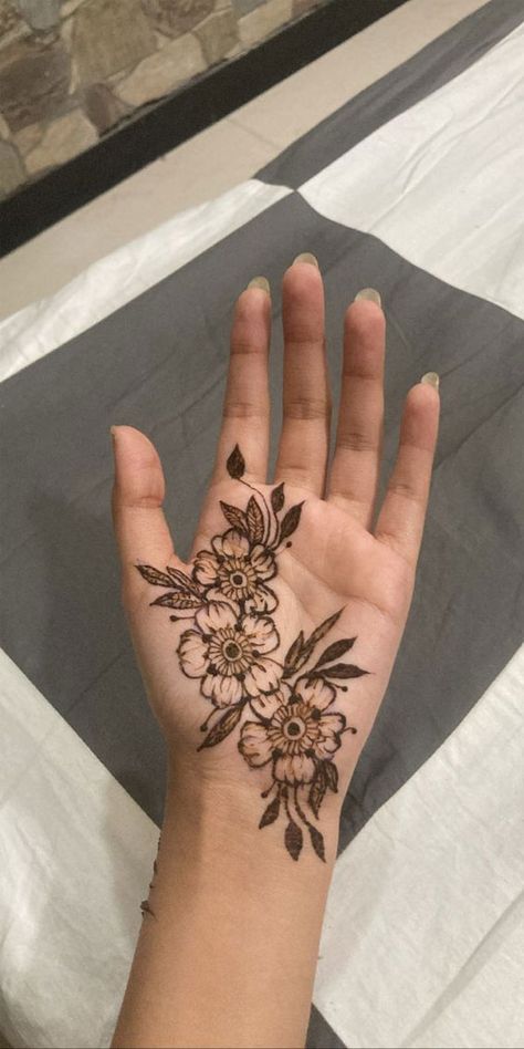 Short Mehndi Design, Cute Henna Designs, Henna Style Tattoos, Front Mehndi Design, Simple Mehendi Designs, Mehndi Designs Fingers, Floral Henna Designs, Cute Henna, Henna Inspo