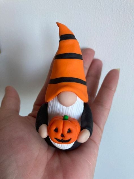 Witch Figurines Diy, Clay Figures Halloween, Polymer Clay Halloween Miniatures, Polymer Clay Halloween Ideas, Halloween Gonks, Fall Clay Ideas, Clay Halloween Ideas, Halloween Gonk, Halloween Polymer Clay Ideas