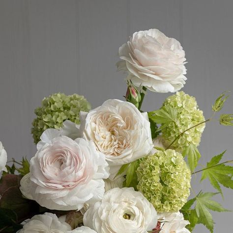 Green White Bridal Bouquet, Peonies And Ranunculus Bouquet, 2025 Floral Trends, Ranunculus Wedding Centerpieces, Garden Style Wedding Bouquet, Ranunculus Bouquet Wedding, White Ranunculus Bouquet, Green Ranunculus, Ranunculus Bridal Bouquet