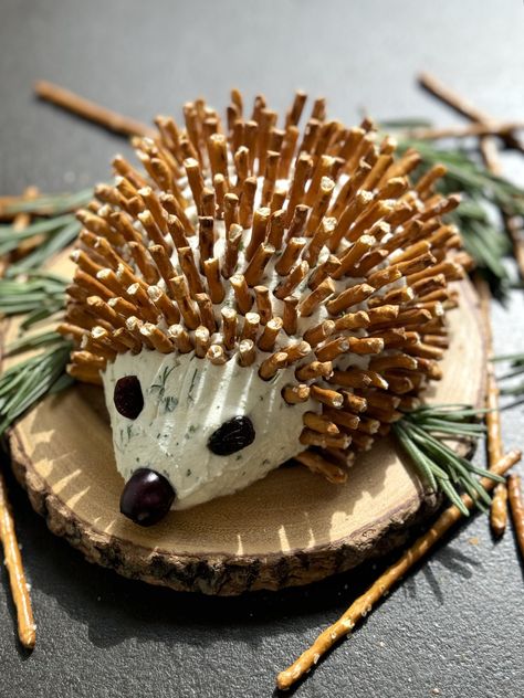 Forest Baby Shower Food, Hedgehog Cheeseball, Woodland Party Food, Animal Themed Food, Woodland Baby Shower Food, April Baby Shower, Finger Desserts, Woodland Creatures Baby Shower, Baby Shower Snacks