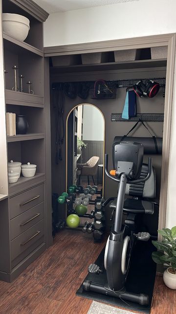 Seth and Sheyenne! on Instagram: "We weren’t using this closet in our office to it’s full potential soooo I got the idea to make it into a WORKOUT CLOSET!💪🏽 The @harttoolsusa Garage Storage Rail Kit worked perfectly to organize & display workout equipment!👏🏽 I’m excited to have a workout space & this was the perfect project to start the new year! #sponsor #DoItWithHART #diy #homegym #homeworkout #smallspaces #diyprojects #doityourself #workout #smallspaceliving #diyhome #workoutmotivation #d Peloton In Closet, Gym In A Closet, Gym In Closet, Closet Gym Ideas, Office And Workout Room Combo, Gym Clothes Organization, Open Closet Storage, Gym Corner, Workout Closet