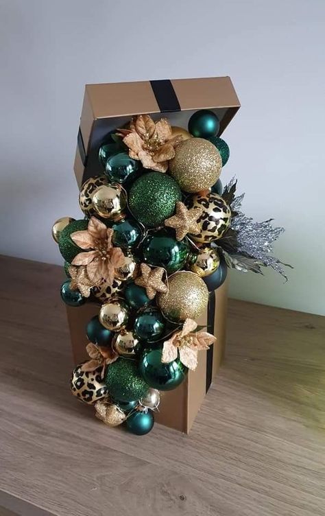 Office Candy, Front Porch Christmas Decor Ideas, Diy Christmas Decorations Easy, Porch Christmas Decor Ideas, Porch Christmas Decor, Christmas Decor Ideas Diy, Front Porch Christmas, Holiday Crafts Christmas, Front Porch Christmas Decor