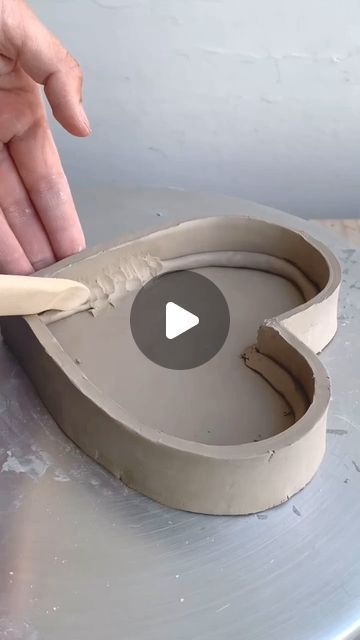 Ceramics Videos on Instagram: "Heart handbuilt serving bowl ♥ by @jette_estudio.ec" Hand Built Pottery Ideas For Beginners Simple, Diy Clay Heart, Ceramic Heart Bowl, Ceramic Useful Ideas, Bowl Clay Ideas, Clay Heart Ideas, Handbuilt Ceramics Ideas, Heart Ceramics Ideas, Ceramic Hearts Ideas