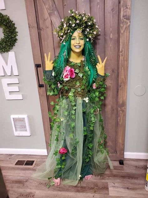 Nature Spirit Costume, Earth Costume Ideas, Mother Nature Diy Costume, Forest Costume Ideas, Mother Earth Costume Diy, Plant Lady Costume, Gaia Costume, Nature Fancy Dress, Mother Nature Outfit