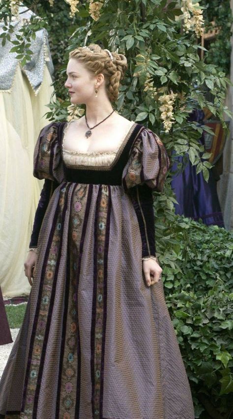 1500s Fashion, Holliday Grainger, The Borgias, Medieval Costume, Period Outfit, Medieval Dress, Medieval Fashion, Fantasy Dress, Historical Dresses