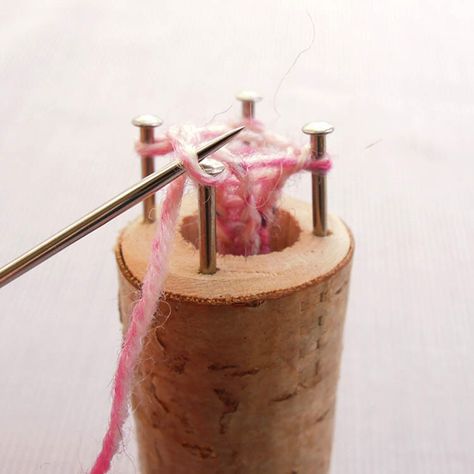 French Knitting Knitting Spool, Spool Knitting, French Knitting, How To Make A Pom Pom, Knitting Instructions, Finger Knitting, I Cord, Knitting Tutorial, Knitting Techniques