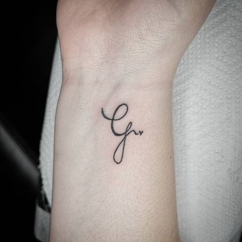 If matching couples' tattoos are a bit too much for you, scale it back with a simple letter of your partner's first name. Getting their initials inked is a Letter G Tattoo, Initial Tattoos, Diy Tattoo Permanent, Couple Tattoos Unique Meaningful, G Tattoo, Tattoos Infinity, Tattoos Matching, The Letter G, Tattoos Meaning