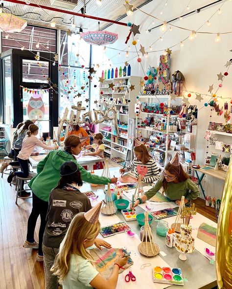 Kids Art Studio, Kids Workshop, Art Studio Space, Art Studio Room, Art Studio Design, Workshop Studio, Art Academy, Painting Studio, Family Art