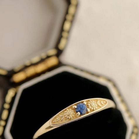 Jewel Wedding Rings, Gold And Sapphire Jewelry, Modern Sapphire Engagement Ring, Blue And Gold Rings, Senior Rings Girl, Gold And Sapphire Ring, Rings Women Aesthetic, Cool Rings Unique, Gold And Blue Jewelry