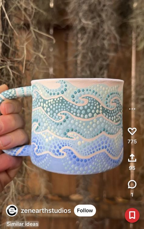 Hand Painted Mugs Ideas, Pottery Painting Ideas Easy, Clay Cafe, Ceramics Painting, Svg Crafts, Kitchen Pottery, Diy Keramik, Ceramic Cafe, Diy Pottery Painting