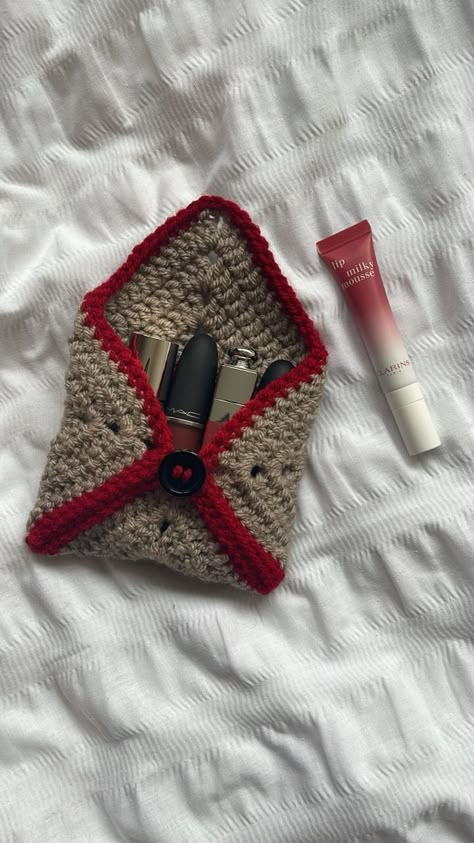 Simple Small Crochet Projects, Small Crochet Ideas Simple, Small Crochet Gifts, Patterns Simple, Crochet Bag Pattern Free, Crochet Pouch, Aesthetic Cozy, Aesthetic Crochet, Crochet Business