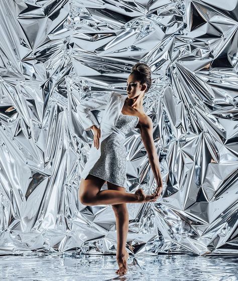 Silver And Black Photoshoot, Foil Room Photoshoot, Silver Foil Photoshoot, Shiny Background Photoshoot, Tinfoil Photoshoot Background, Silver Backdrop Photoshoot, Silver Aesthetic Photoshoot, Dynamic Fashion Poses, Mylar Sheet Photoshoot