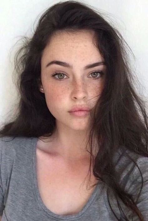 Pinterest: AyeeItsTre♡ Freckles Girl, Organic Makeup, Make Up Looks, Character Inspo, Beautiful Eyes, Gossip Girl, Dark Hair, Character Ideas, Girl Face