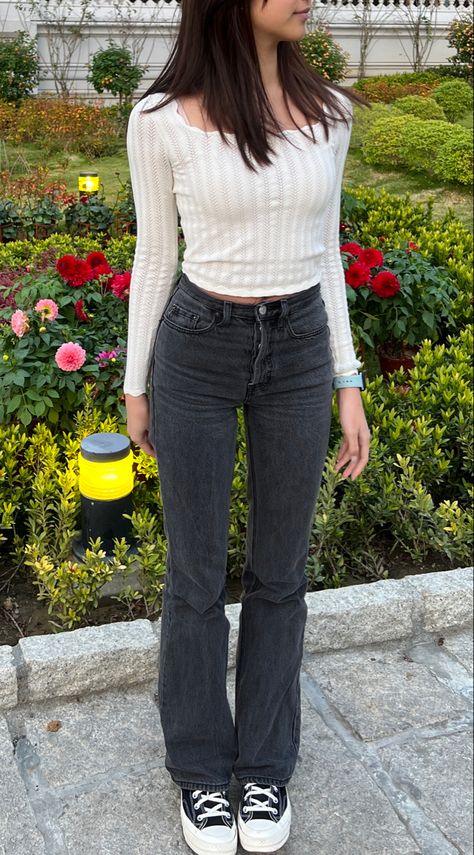 flare jeans aritizia converse clean brunette Ribbed Button Top Outfit, Flared Leg Jeans Outfit, Basic Fits Summer, Outfit Ideas Not Basic, Summer Flare Jeans Outfit, Outfit Inspo Casual Simple, College Fit Ideas, Slim Hourglass Outfits, Long Sleeve Summer Outfits