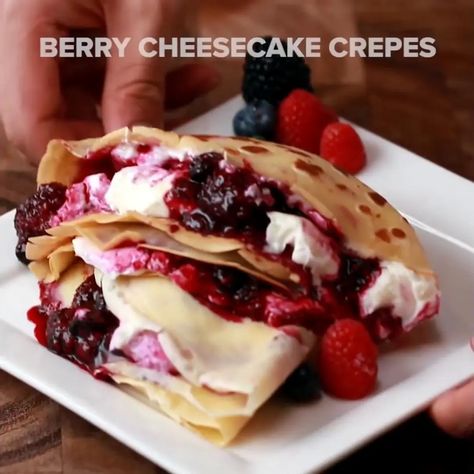 Cheesecake Crepes, Crêpe Recipe, Crepes Party, Banana Crepes, Boutique Bar, Ice Fantasy, Strawberry Crepes, Baking Secrets, Low Carb Vegetarian Recipes