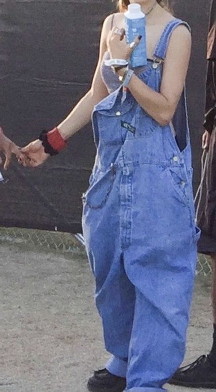 Baggy Dungarees Outfit 90s, Baggy Overalls Aesthetic, Cute Baggy Overalls, Baggy Overalls Outfit Summer, Kpop Overalls Outfit, Overalls Outfit Baggy, Big Overalls Outfit, Baggy Dungarees Outfit, Baggy Overalls Outfit 90s