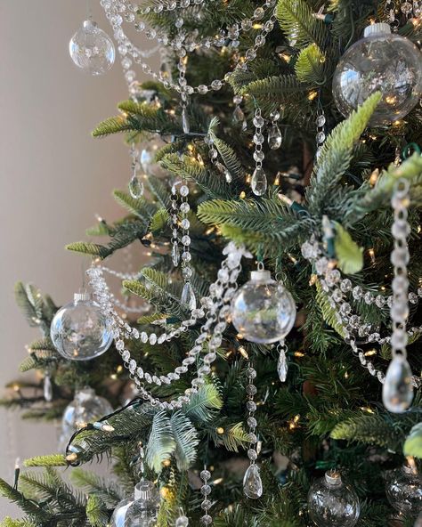 Glass Teardrop Christmas Tree, Green Silver Christmas Decor, Cristal Ornaments Christmas Tree, Clear Tree Ornament Ideas, Crystal Xmas Tree Decorations, Clear Christmas Tree Ornaments, Crystal Xmas Tree, Grouped Christmas Trees, Crystal Decorated Christmas Trees