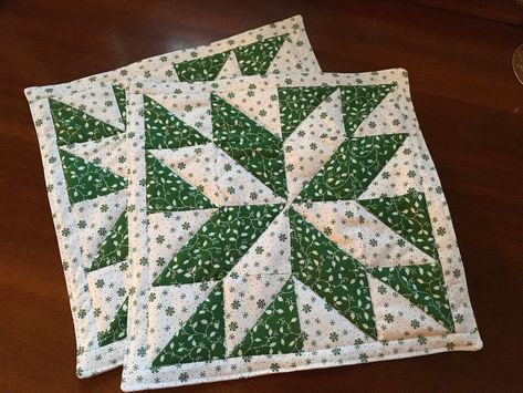 Starshapes & Snowflakes - Placemats Quilted Christmas Placemats, Christmas Runners, Green White Christmas, Quilted Placemats, Christmas Stars, Place Mats Quilted, Christmas Runner, Christmas Placemats, Hot Plate