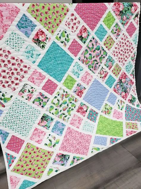 layer cake quilt pattern Colchas Quilting, Layer Cake Quilt, Layer Cake Patterns, Charm Pack Quilt Patterns, Layer Cake Quilt Patterns, Kid Quilts, Charm Pack Quilt, Quilt Layers, Charm Pack Quilts