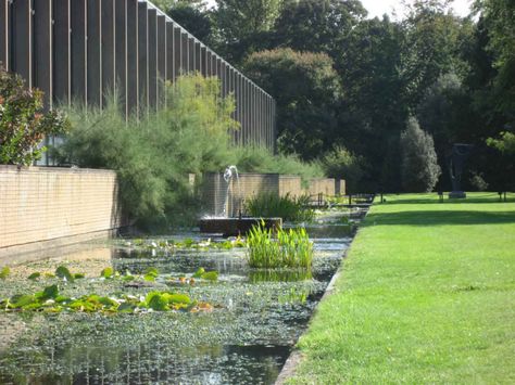 St Catherine's College Moat Arne Jacobsen Architecture, Saint Catherine, Danish Architecture, Koi Ponds, Scandinavian Architecture, Oxford England, Internal Courtyard, St Catherine, Arne Jacobsen