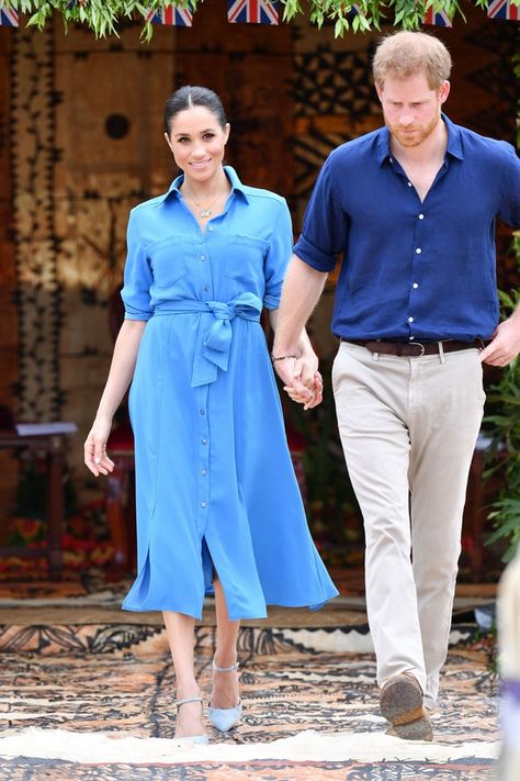 Meghan Markle’s Blue Shirt Dress Looked So Different On The Runway (it's Veronica Beard) Meghan Markle Outfits, Prinz Charles, Prins Harry, Princess Meghan, Meghan Markle Prince Harry, Prinz Harry, Meghan Markle Style, Principe Harry, Husband Shirts