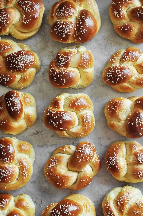 Mini Challah Rolls Challah Rolls, Pane Dolce, Cloud Bread, Challah Bread, Mini Sandwiches, Hot Cross Buns, Cross Buns, Challah, Bread Rolls