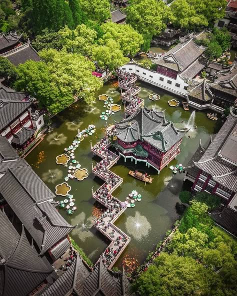 Chinese Garden Landscape, Chinese Courtyard, Earth Kingdom, China Garden, Japanese Village, Nature And Architecture, China Architecture, Chinese House, Asian Garden