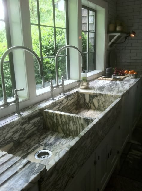 Steven Gambrel, Marble Sink, Double Sinks, Casa Country, Brown Kitchens, Custom Kitchens, Farmhouse Sink Kitchen, Sink Design, Kitchen Marble