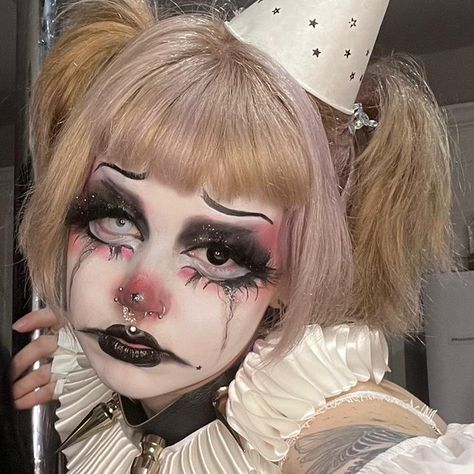 Clown Like Makeup, Mad Clown Makeup, Clown Girl Makeup Halloween, Yeahimcaroline Makeup, Dark Clown Aesthetic Outfit, Caroline Carr Outfits, Scary Cute Clown Makeup, Scary Female Clown Makeup, Creepy Girl Clown Makeup