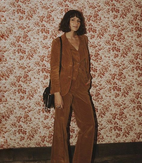 70s corduroy brown suit Prom Inspiration, Outfits 70s, Fashion 70s, 70s Women, 70s Outfits, Brown Suits, Brown Outfit, Olivia Palermo, Retro Aesthetic