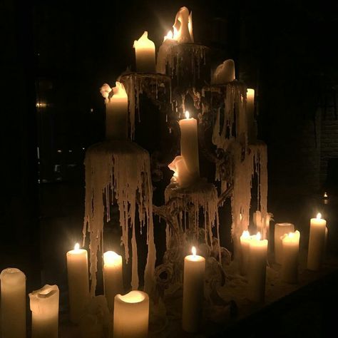 Mais ce n'est pas moi. Candles Dark, Aesthetic Candles, Candle Aesthetic, Aesthetic Tumblr, Season Of The Witch, Dark Academia Aesthetic, Flameless Candle, New Wall, Dark Academia