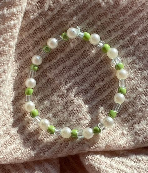 How to Make Stunning Bracelets with Beads: Easy Tutorials Cute Green Bracelet, Green Bracelet Beads, Green Bracelet Ideas, Bracelet Ideas Seed Beads, Paper Flower Crafts For Kids, Flower Crafts For Kids, Seed Bracelets, Fairy Bracelet, Bracelets With Beads