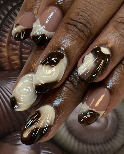 Working Nails Professional, Short Chunky Nails, Sqovalnails Medium, Croc Short Nails, Nails Inspo Black Women, Mod Nails, Brown 3d Nails, Nail Art Designs Short, Brownie Chrome Nails