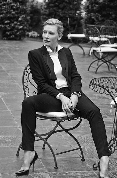 Harlo 🏳️‍🌈 on Twitter: "Cate Blanchett.… " Woman In Suit, Chique Outfit, Women In Suits, Costume Noir, Woman Sitting, Actrices Hollywood, Men’s Suits, Cate Blanchett