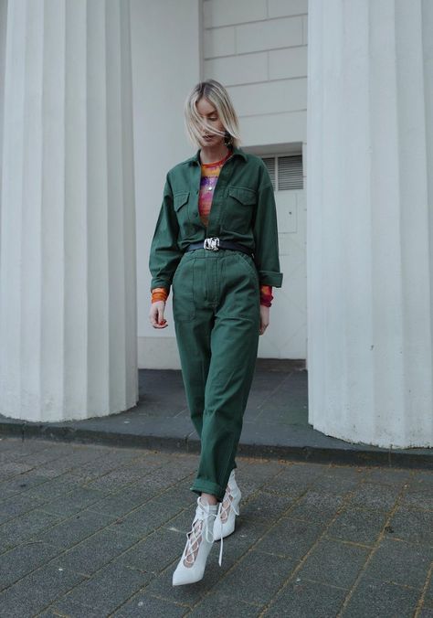 Tie-dye meets boiler suit Utility Suit Outfit, Boiler Suit Outfit, Casual Outfit Ideas For Women, Dress Code Guide, Business Casual Outfit Ideas, Uni Fits, Business Casual Outfit, Casual Outfit Ideas, Outfit Ideas For Women