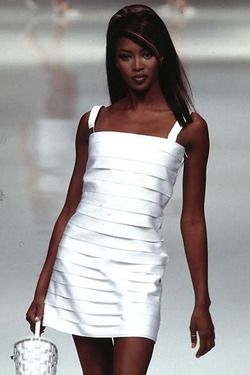 RAINY LONDON... Naomi Campbell Runway, Rainy London, Model Icon, Neutral Clothing, Australian Style, 90s Runway Fashion, Runway Makeup, 90s Runway, Outfits 90s