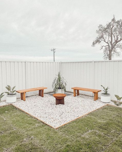 Fire Pit With Pebbles, Garden With Stones Ideas, Beach Courtyard Ideas, White Rocks Fire Pit, Pebbles In Backyard, Pebble Seating Area, Pebble Outdoor Area, White Pebble Garden Ideas, Pebbled Fire Pit Area