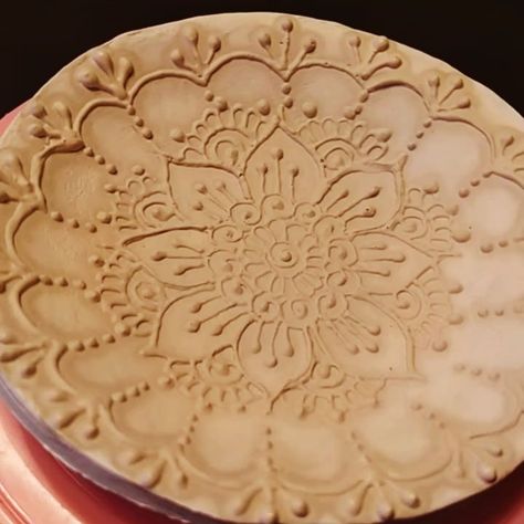 Sliptrailing Designs, Slip Trailing Pottery Patterns, Carving Pottery, Cement Ideas, Pottery Slip, Slip Trailing, Egg Decor, Jewellery Tray, Pottery Patterns